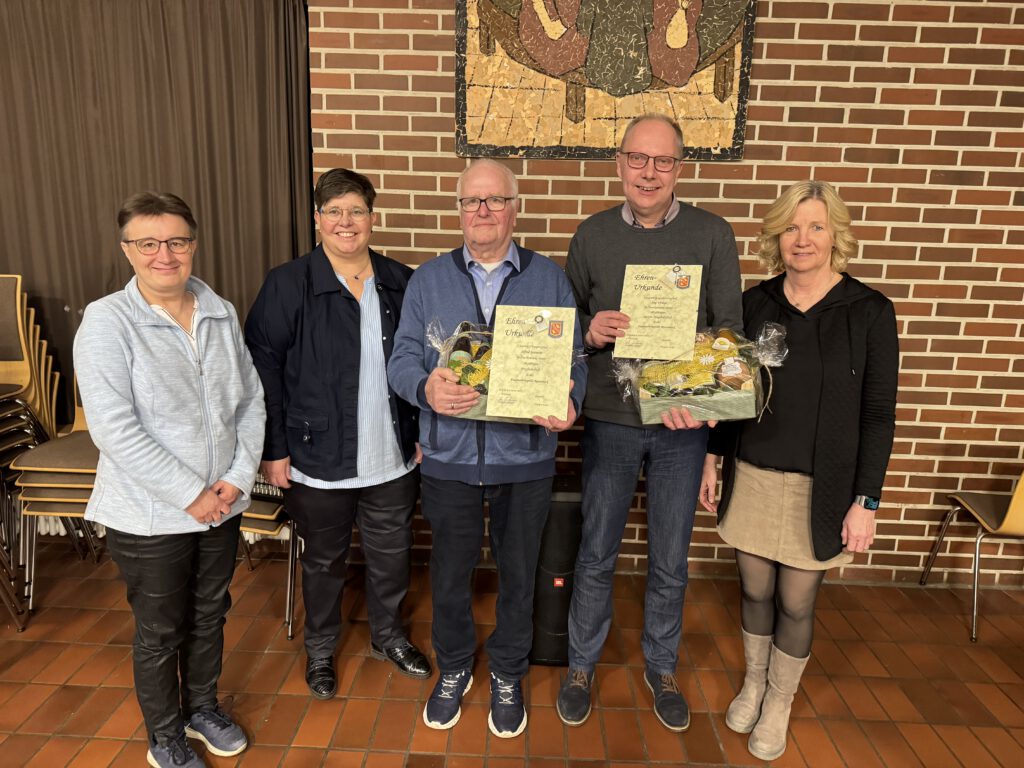 Auf dem Bild sind von links zu sehen: Claudia Achtermann (2. Vorsitzende), Christiane Jostmeier (1. Vorsitzende), Alfred Jostmeier (Jubilar, 50 Jahre), Jörg Verlage (Jubilar, 40 Jahre), Anne Berger (Dirigentin)