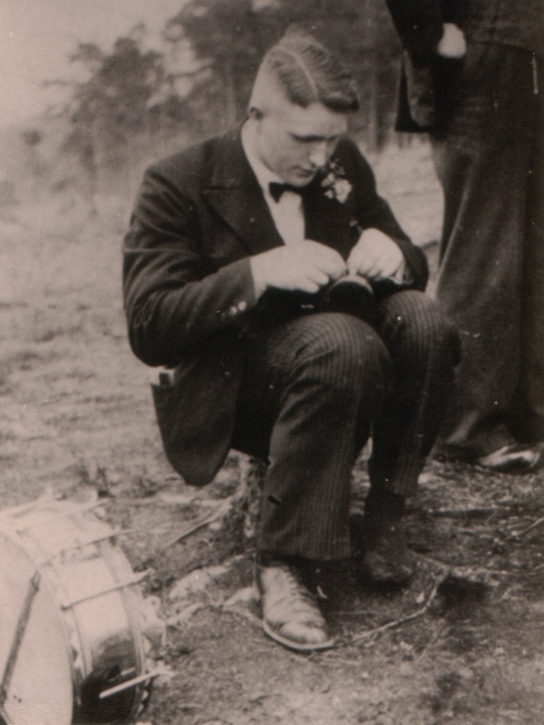 A. Beermann bei der Schuhreparatur, 1930er